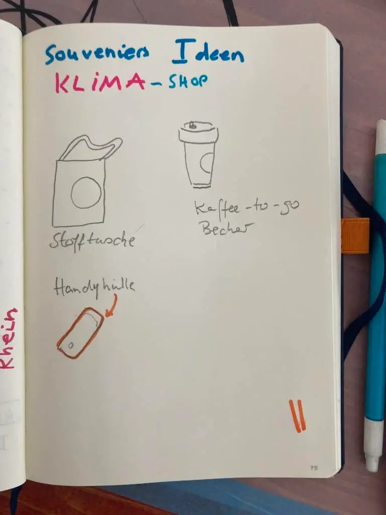 Zeichnungen in einem Skizzenbuch: Stofftasche, Coffe to go Becher, Handyhülle
