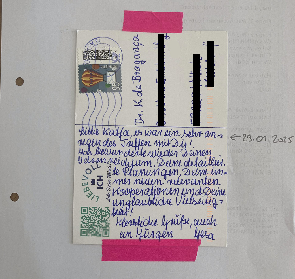 Foto: Eine Postkarte mit handgeschriebenen Text.