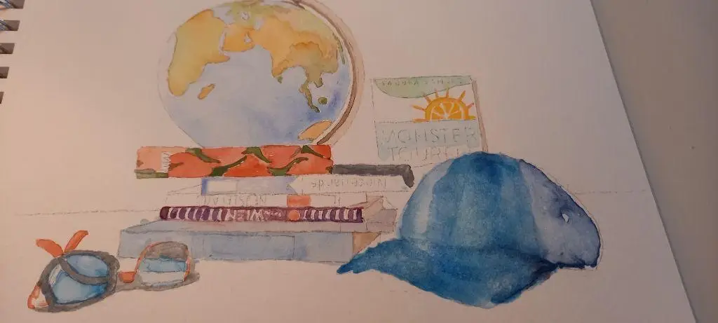 Eine Aquarell-Zeichnung: Du siehst einen Globus auf einem Stapel Bücher. Links daneben eine Sonnenbrille, rechts eine blaue Schirmmütze.