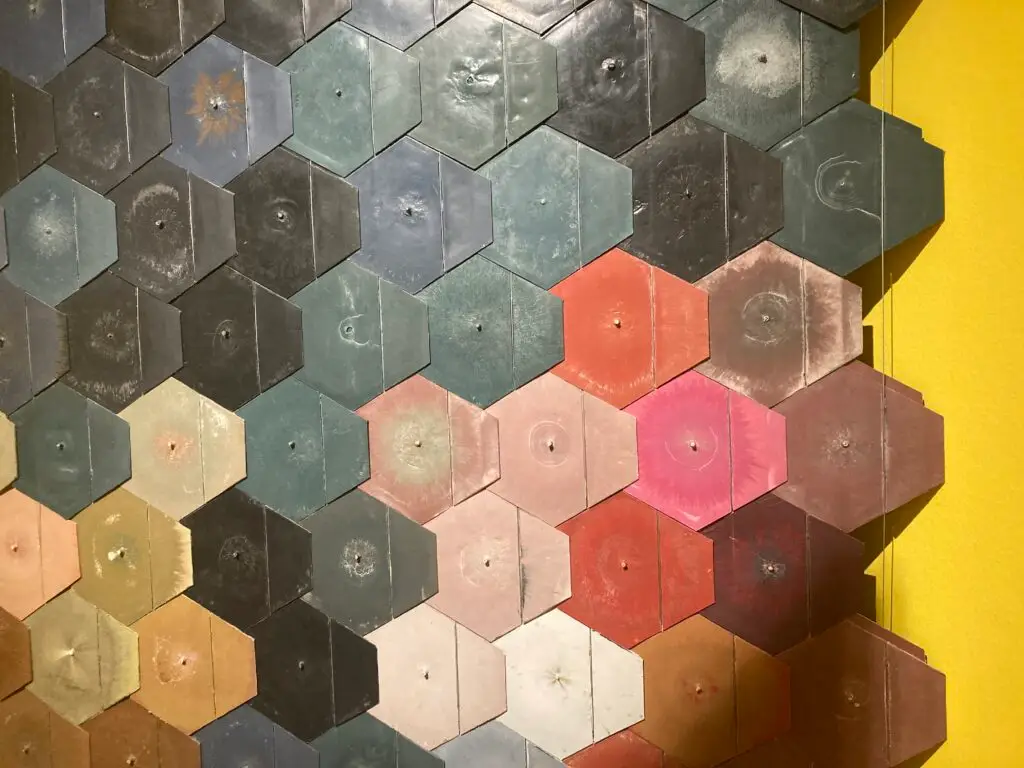 6 6eitige überlappende Fliesen in verschiedenen Farben: von Weiß, Rosa, Gold bis zu Rot, Lila, Blau und Schwarz