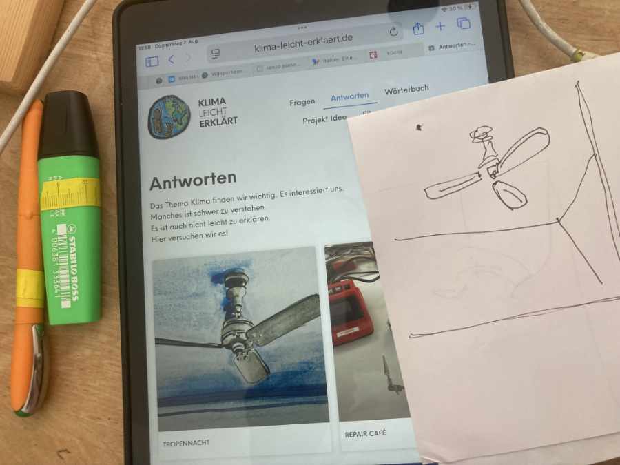 Auf dem Foto siehst Du einen Laptop. Darauf ist die Klima Leicht Erklärt Seite zu sehen. Du siehst einen Ventilator mit dem Stichwort Tropennacht. Rechts vom Laptop liegt eine Skizze von einem Ventilator, links 2 Stifte.