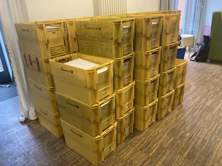 Ein Stapel von 50 gelben Postkisten