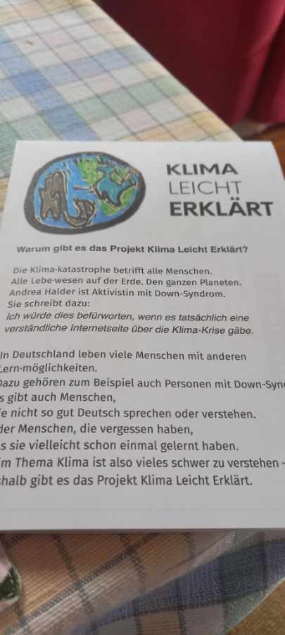 Der Klima Leicht Erklärt Flyer liegt auf einem karierten Küchenhandtuch