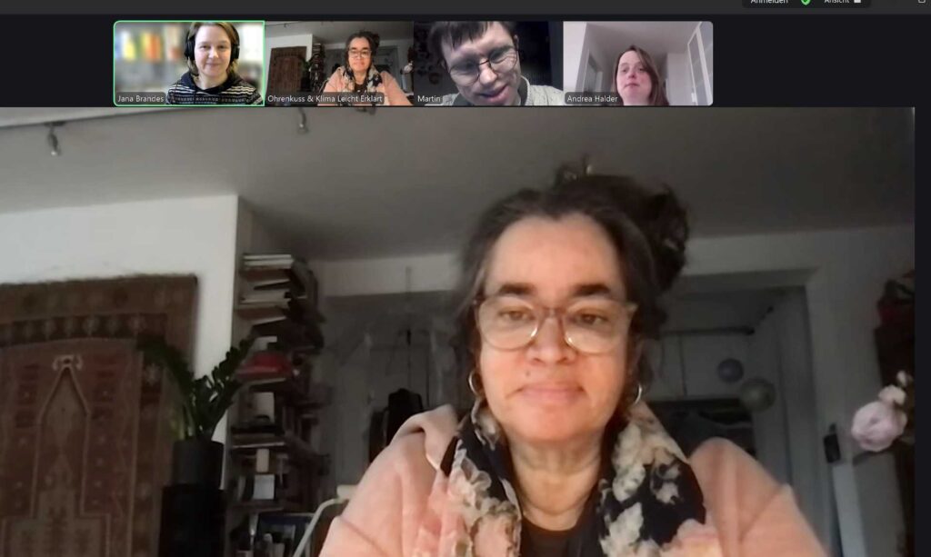 Auf dem Foto sind 4 Menschen zu sehen. Sie zoomen miteinander. Das untere Bild ist groß, die drei oberen sind kleiner.