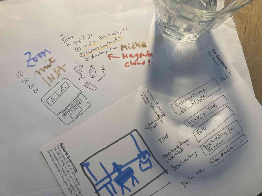 Auf dem Bild sind zwei Zettel zu sehen. Darauf sind Notizen geschrieben worden. Rechts oben sieht man ein Wasserglas.