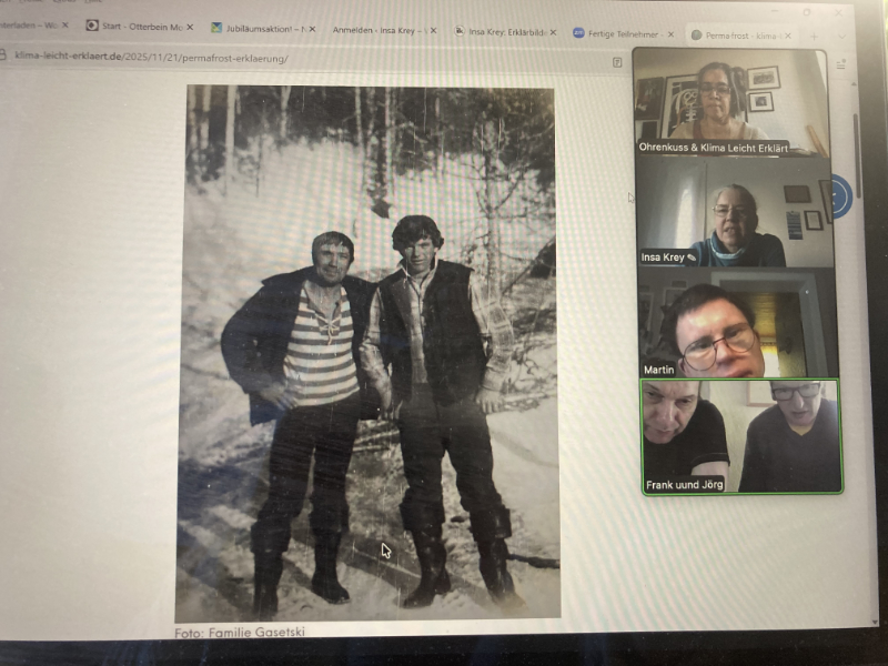 Blick auf einen Zoom Bildschirm. Links sind zwei Männer zu sehen auf einem Schwarzweiß Foto. Rechts sind auf vier kleinen Bildschirm, mehrere Personen zu sehen.