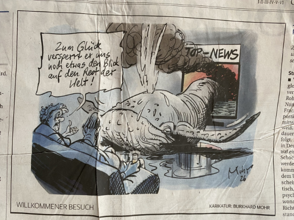 Ein Zeitungsausschnitt zeigt eine Karikatur. Ein Fernseher, ein Wal. Zwei Menschen schauen sich das Ganze an. Und freuen sich, dass der Wal sie daran hindert, den Rest der Politik wahrnehmen zu müssen. Die Karikatur ist von Burkhard Mohr