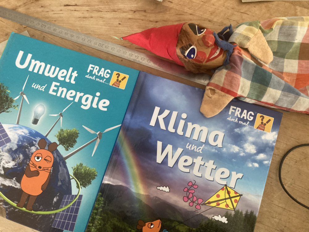 Zwei Bücher sind zu sehen, frag die Maus KLIMA und Wetter und frag die Maus, Umwelt und Energie