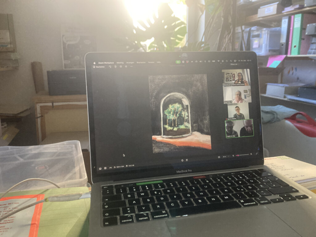 Ein geöffneter Laptop ist zu sehen. In der Mitte schaust du auf ein Gemälde. Dort ist eine Kuppel aus Glas auf einer Hand zu sehen. In der Kuppel sind kleine grüne Bäume. Rechts neben dem Gemälde sind vier geöffnete Zoom Fenster zu sehen. In den Fenstern sind Menschen.